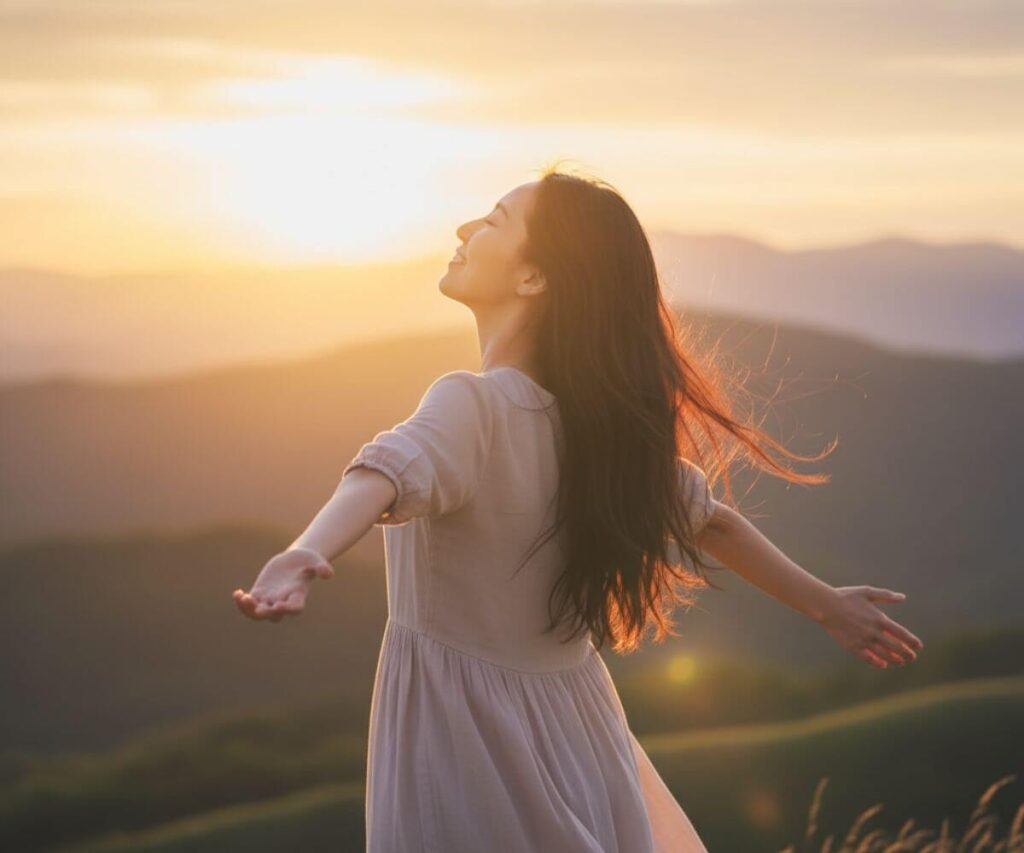 執着を手放し自由を感じる女性の解放されたポーズ