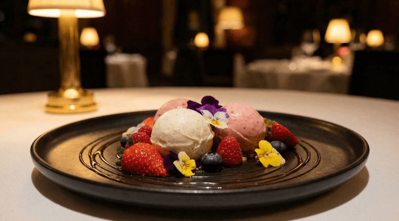 バースデーメッセージ付きデザートプレート、アイスクリームとフルーツで飾られた誕生日の特別なデザート