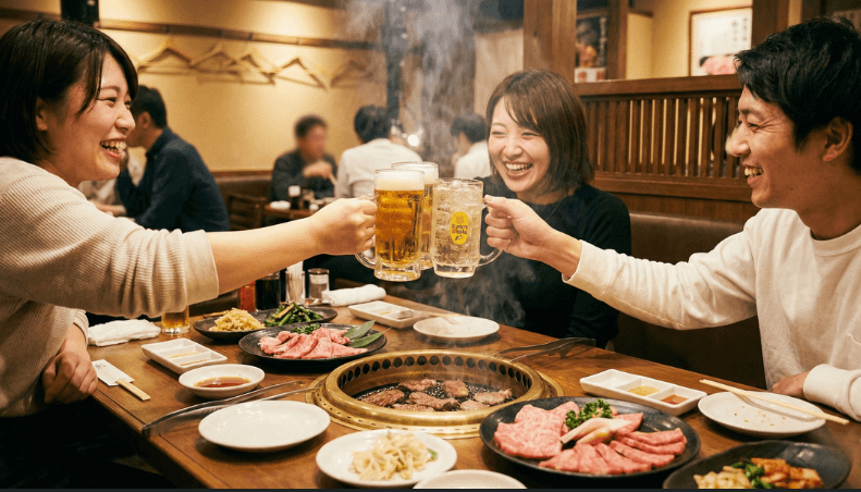 誕生日を祝いながら焼肉を楽しむ友人グループ、笑顔で乾杯する温かい雰囲気の食事シーン